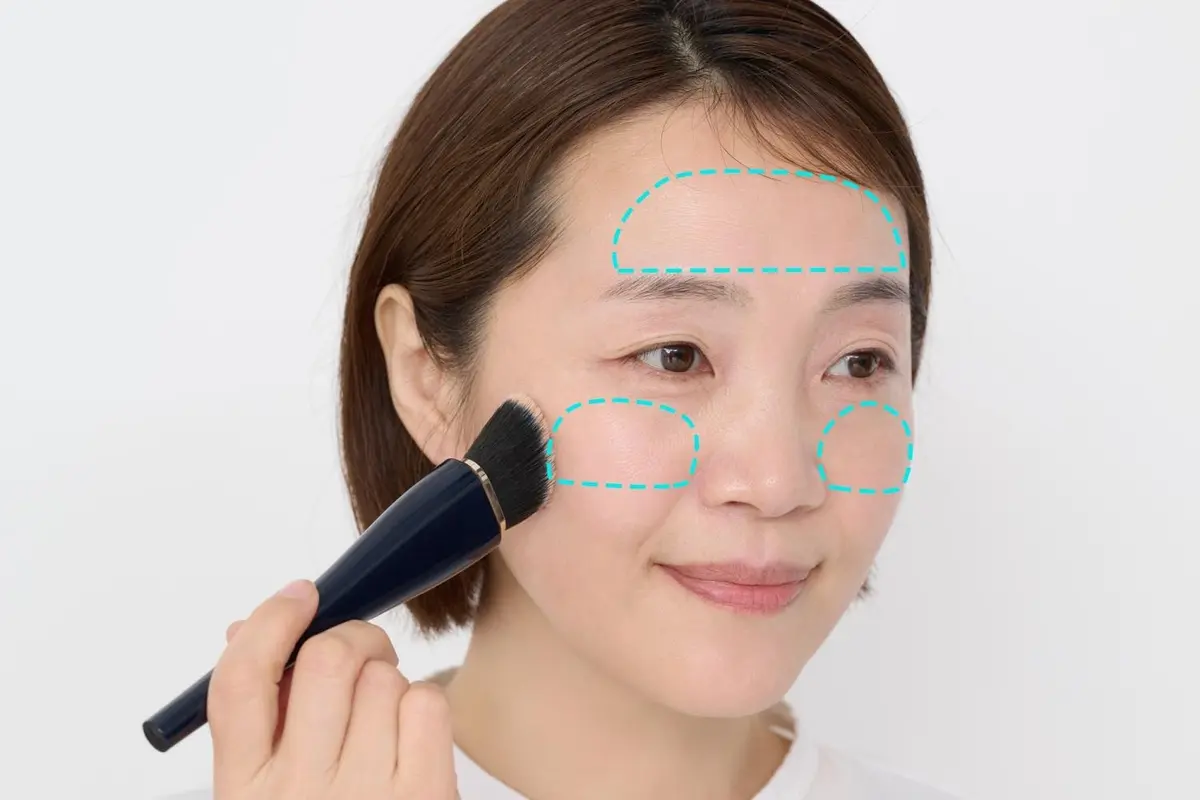 OurAge×Webエクラ ファンデーションの塗り方 頰と額に「三つ葉形」に置いた境目をブラシでぼかし、「かまぼこ形」に