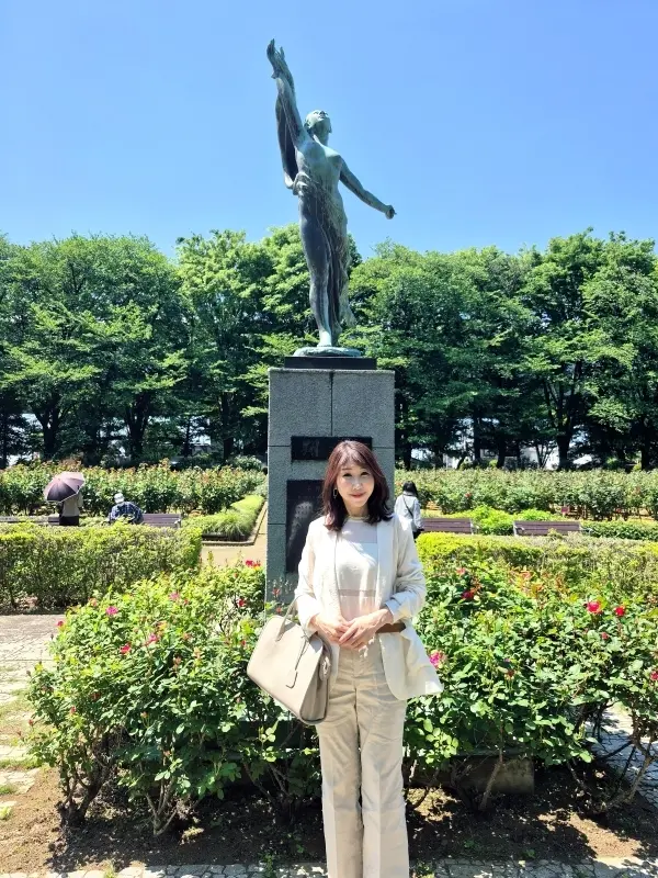 今が見ごろのバラ園と｢孤独のグルメ｣で人の画像_1