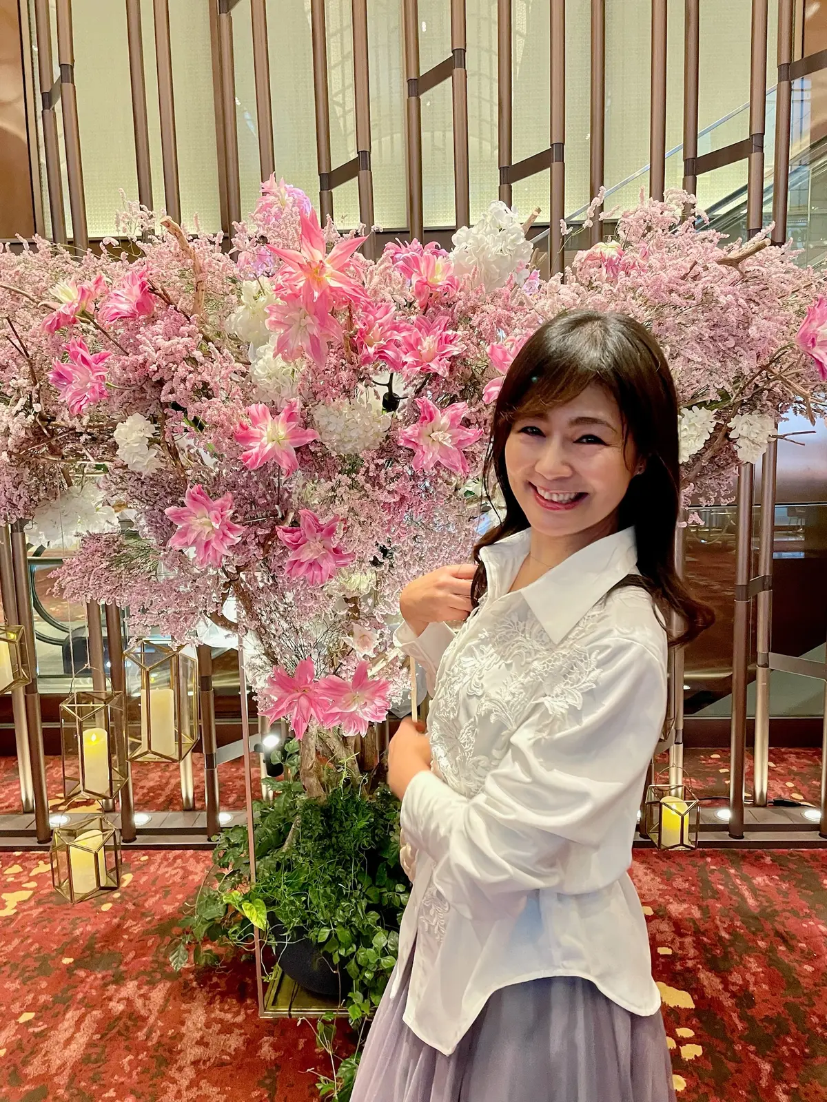 東京會舘、本舘、東京會舘本舘、ロビー、入り口、吹き抜け、吹き抜け天上、ブラウス、シャツぶ、レースブラウス、レーストップス、レース、トップス、お花、生花、白、ピンク、白ブラウス、フラワーアレンジメント、フラワーアレンジ、ロングヘア、blouse、シーイン、シーン、SHEIN 、スカート、skirt、éclat premium 、shoes、JELLY BEANS 、バッグ、bag、MICHEL KLEIN 、ベルト、ネックレス、belt、vis 、ペンダント、necklace、Jusail、ジュゼール、