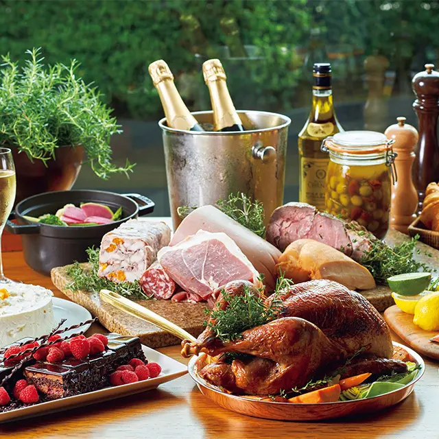 「フレンチ キッチン」ではフレンチのブッフェをカ ジュアルに。爽快な「ヴーヴ・ドゥソー キュヴェ・レテルニテ・ バイ・エルネスティーヌ・ドゥソー・ブリュット」を提供　