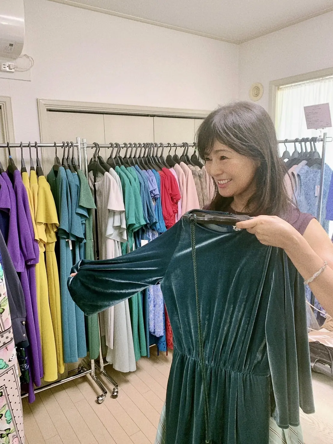 setaichiro、セタイチロウ、ロングヘア、秋服ワンピース、秋服コーデ、素敵、綺麗、可愛い、大人っぽい、冬ワンピース、冬服コーデ、冬コーデ、秋服、冬服、ビロード、別珍、ベッチン、、秋冬ファッション、秋ファッション、ワンピース、セタイチロウ、アトリエ、室内、グリーン、ピリジアン、深緑、緑、グリーンワンピース、ワンピース、バングル、シルバー、ブレスレット、試着、試着会、ブレス、プレスルーム、長袖、長袖ワンピース