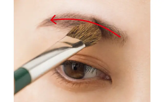 眉にもオレンジをさっと重ねて