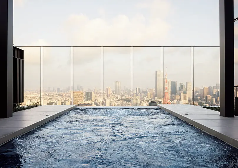 50代　ひとり旅　おすすめ　宿　東京・芝浦　 フェアモント東京　屋外　プール