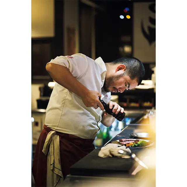 フランスの肉料理を通じ、健全な畜産農家を応援したいと奮闘する齋田シェフ