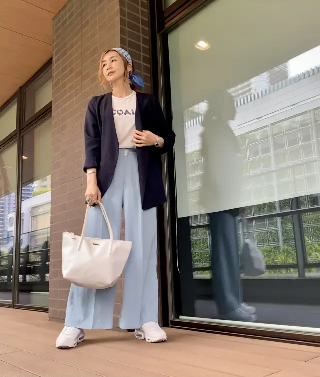 白T白バッグ白スニーカーで爽やかさを