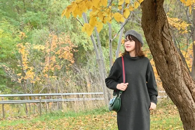 Uniqlo U タートルネックワンピース ベレー帽とショルダーストラップをアクセントに