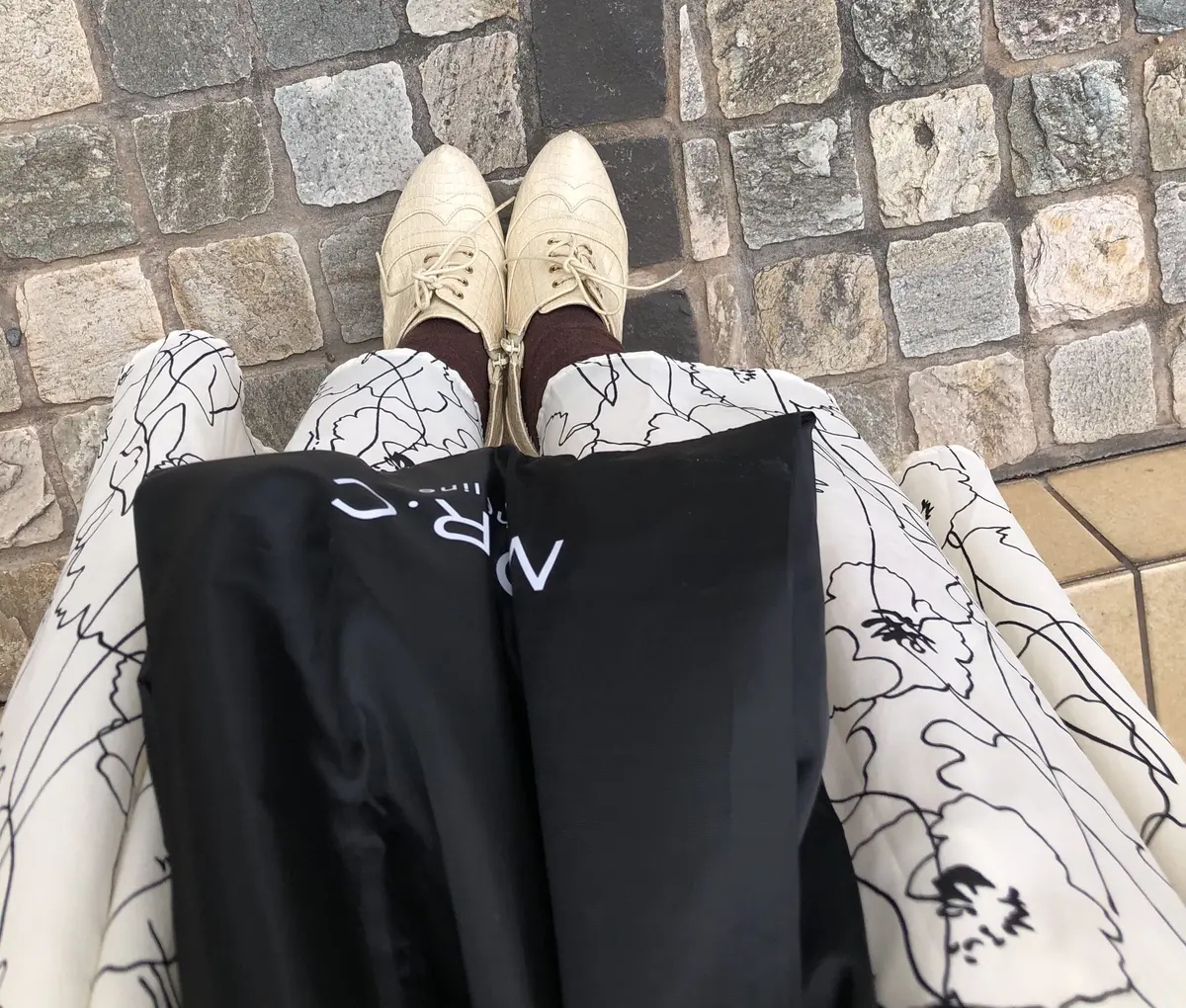 白色ブーティー　黒色ショッパーBAG