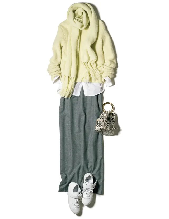 クリームイエローのニットをレイヤードコーデ