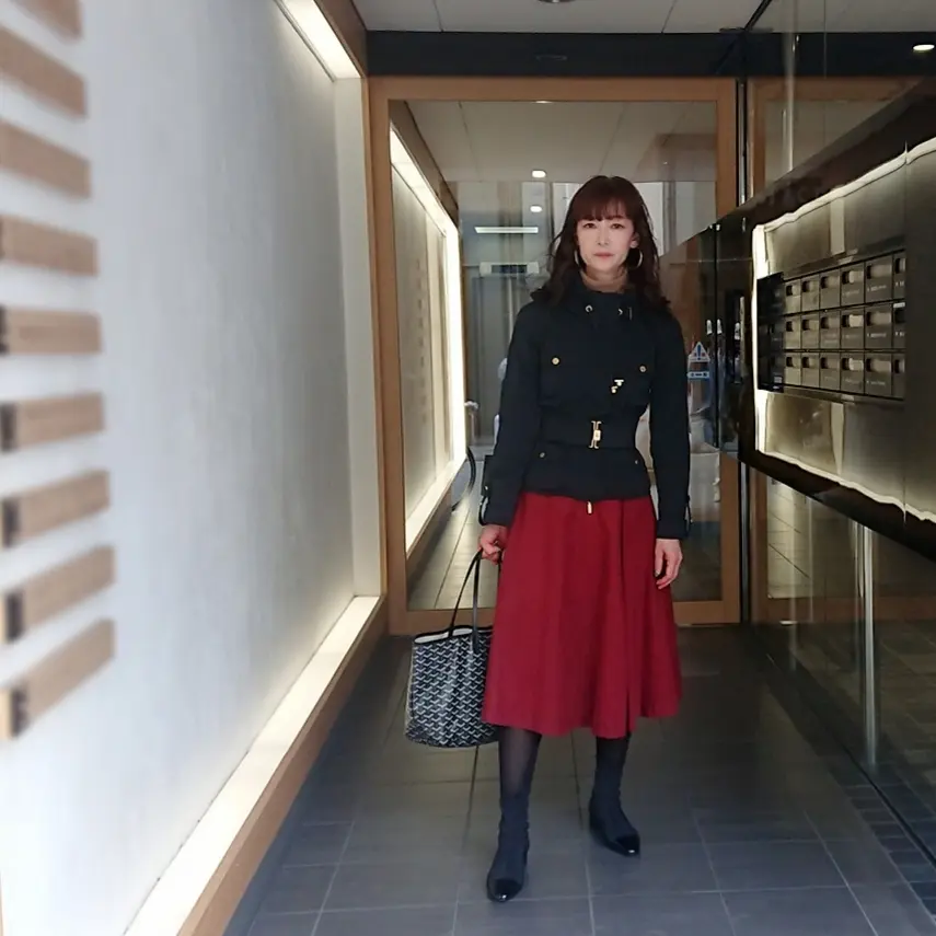 黒ジャケット  オレンジスカート ショートブーツ