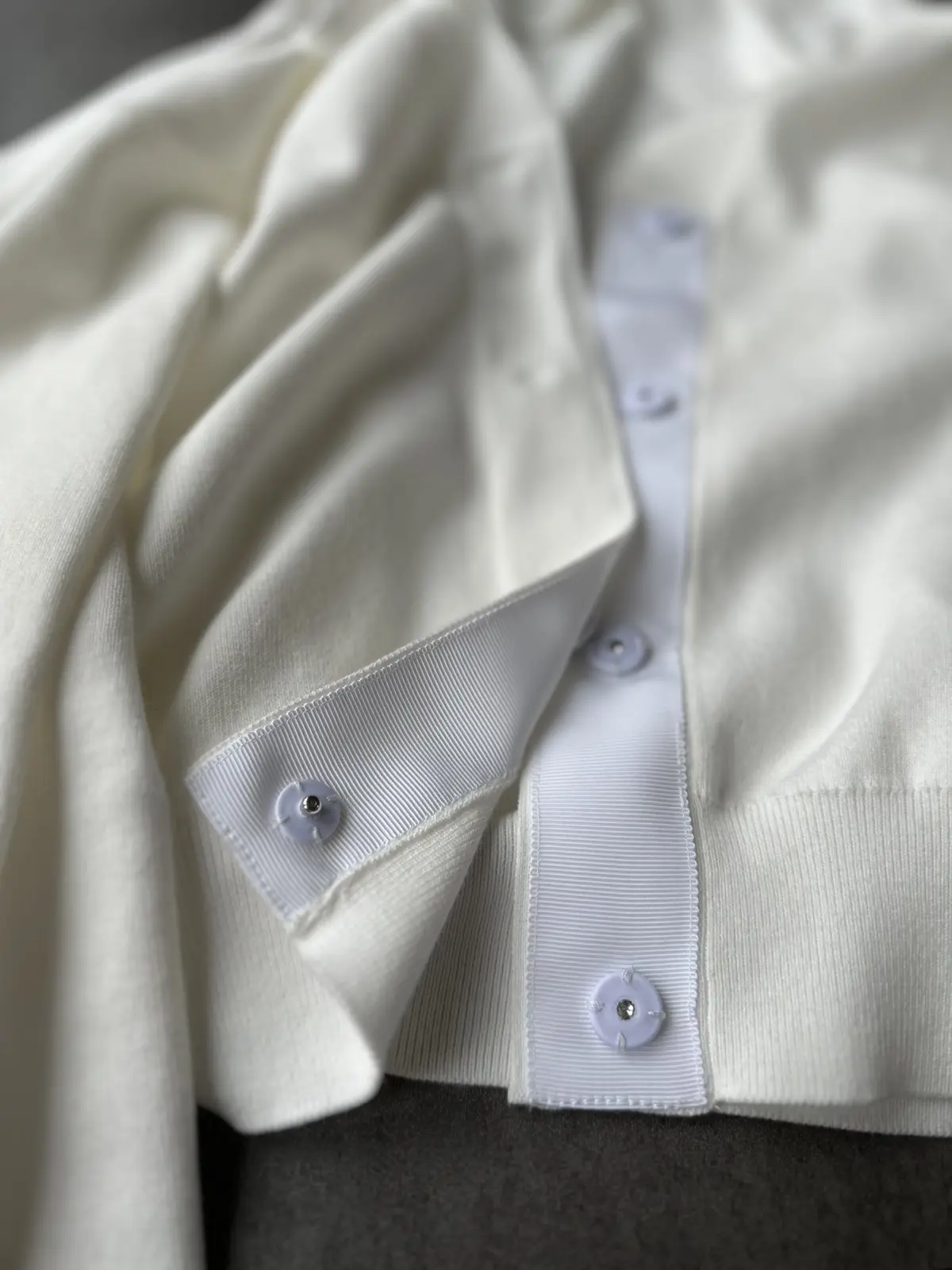 E by éclatの「Vネックスナップの画像_7