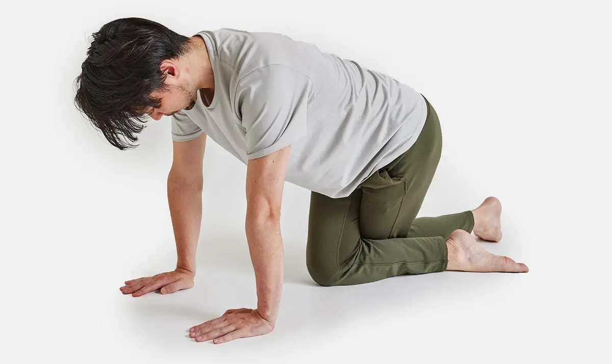 OurAge×Webエクラ　右脚を左脚にかけるようにして、両脚を交差させます。