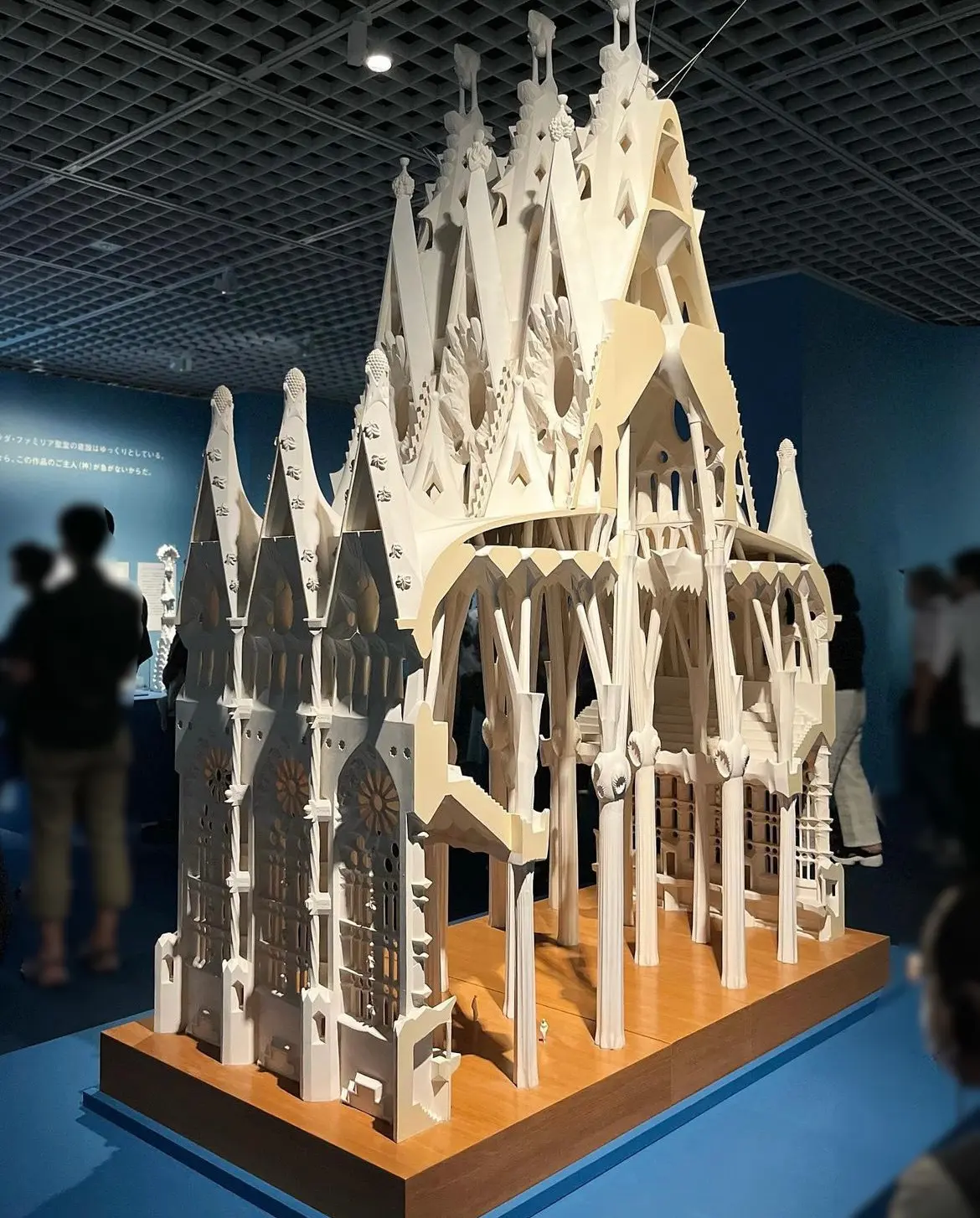 ZARAイエローバッグでガウディ展の画像_5