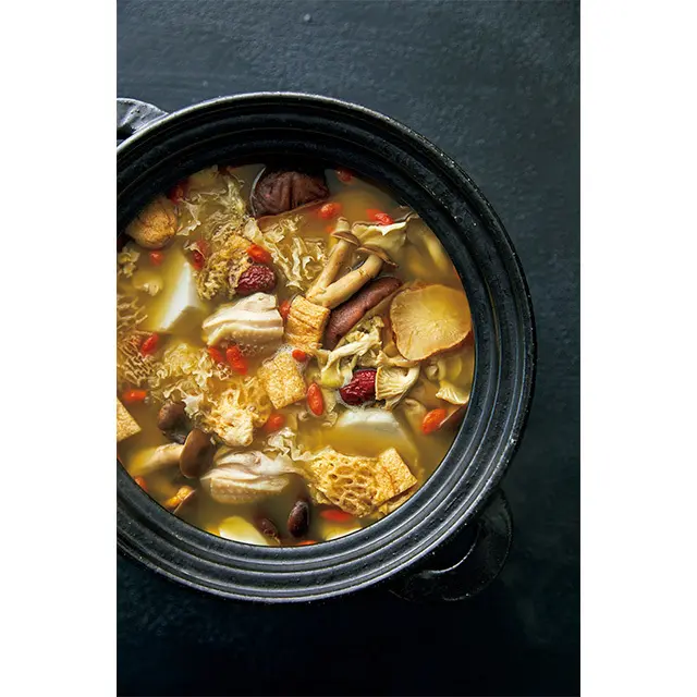 七谷地鶏と木の子の薬膳鍋