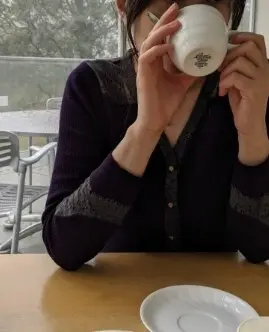 食後のコーヒーを飲むわたくしヒタスラマダムです