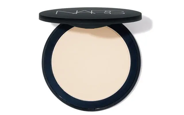 2.微細なパウダーで毛穴も目立たなく。NARS ソフトマット アドバンスト パーフェクティングパウダー 03 123 ￥5,280／ナーズ ジャパン