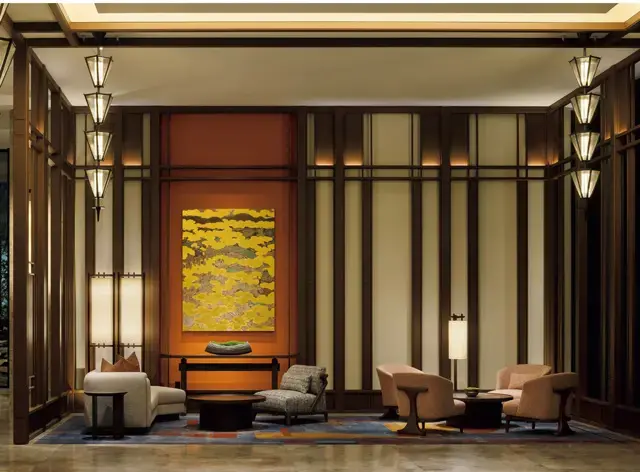 アールデコ様式と和の伝統美の融合が、印象的に感じられるロビー