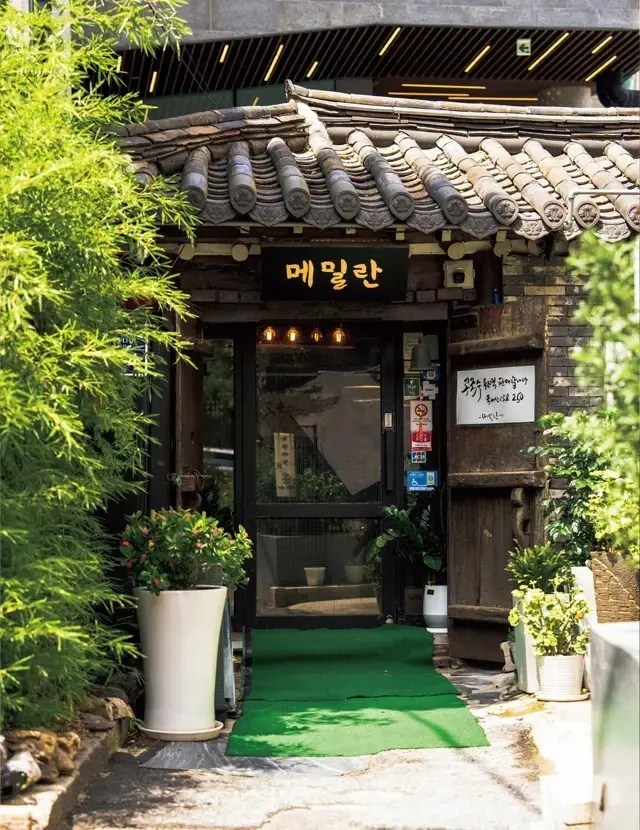 絵画の展示会などアートイベントが多い仁寺洞の路地裏にひっそりとたたずむ