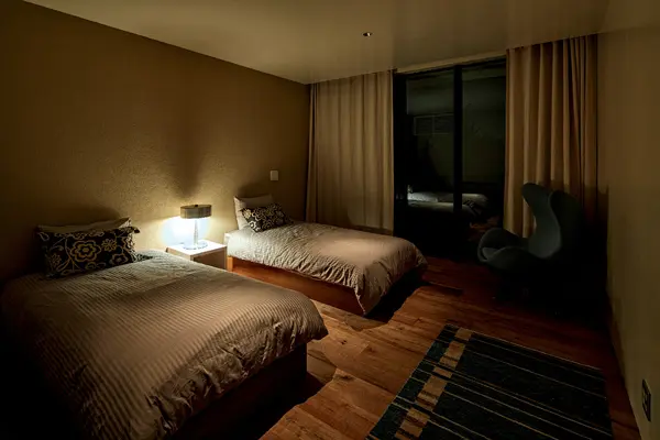 サイドテーブルの低い光で