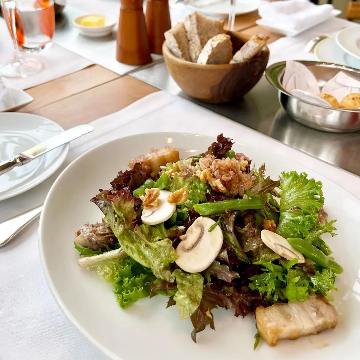 表参道にあるビストロ「BENOIT（ブノワ）」料理写真　前菜“サラダ・ブノワ”ベーコン 鶏砂肝のコンフィ 」