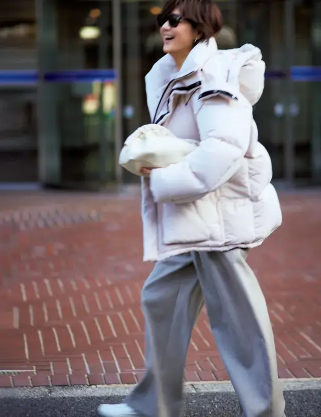 【富岡佳子さんのマイスタイル】極上パンツを味方にダウン×スニーカーの旬スタイル