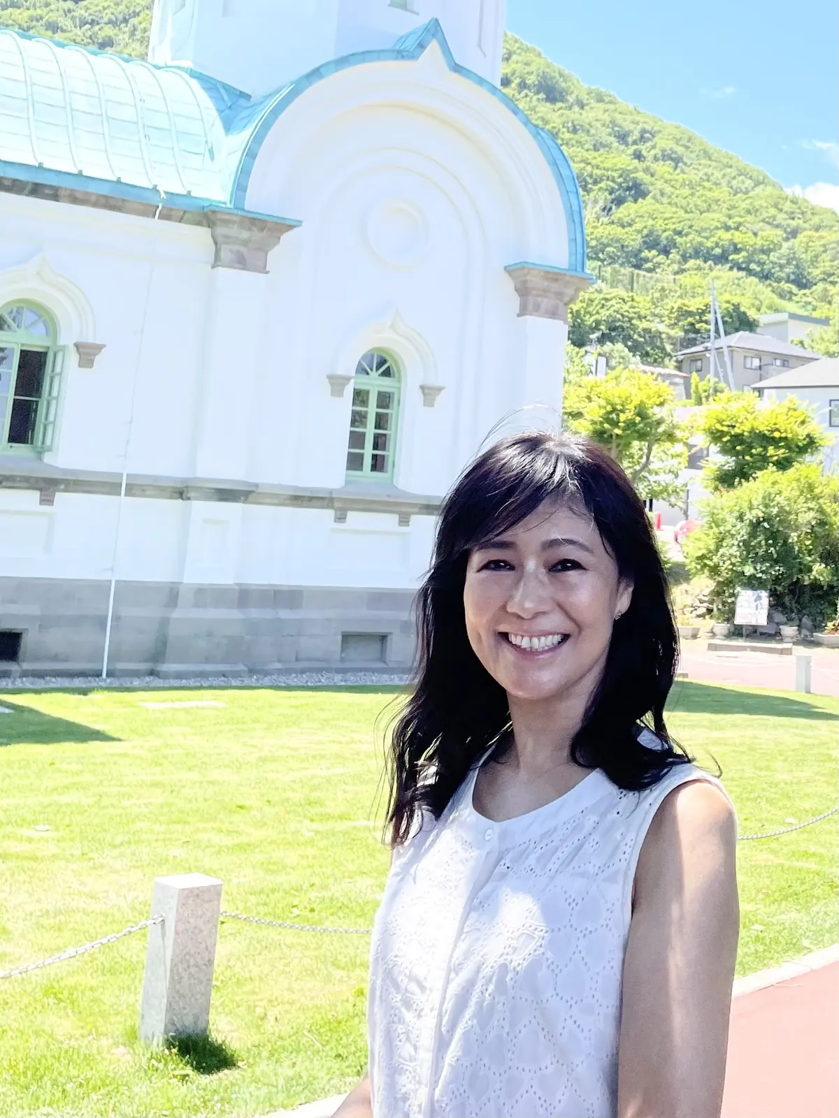 函館ハリストス正教会、北海道、函館、白、ワンピース、白ワンピ、白いワンピース、レース、レース柄、ノースリーブ、セミロング、夏、初夏、観光、教会、綺麗、素敵、晴れ、晴天、芝生、楽しい、名所、有名、キリスト教、観光名所、嬉しい