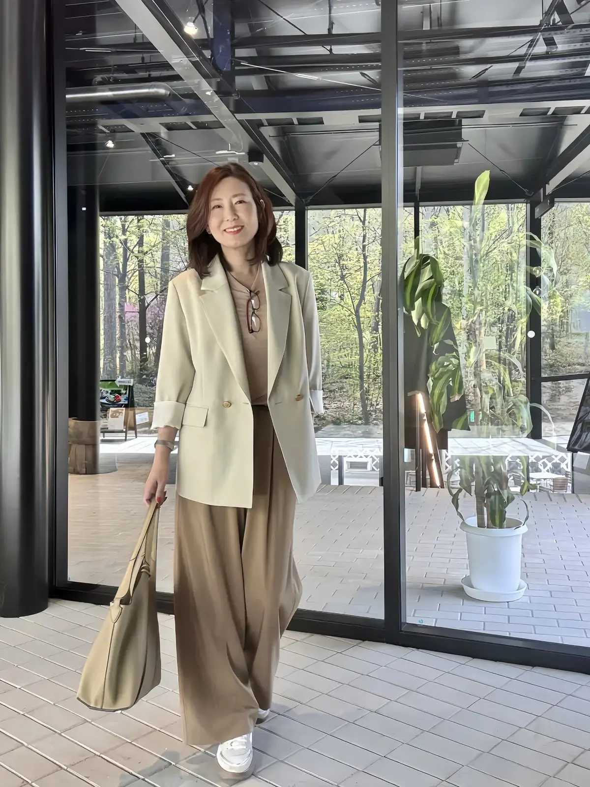 リッチブラウンでパンツコーデ。”旬”を取り入れ鮮度を上げてお出かけしよう