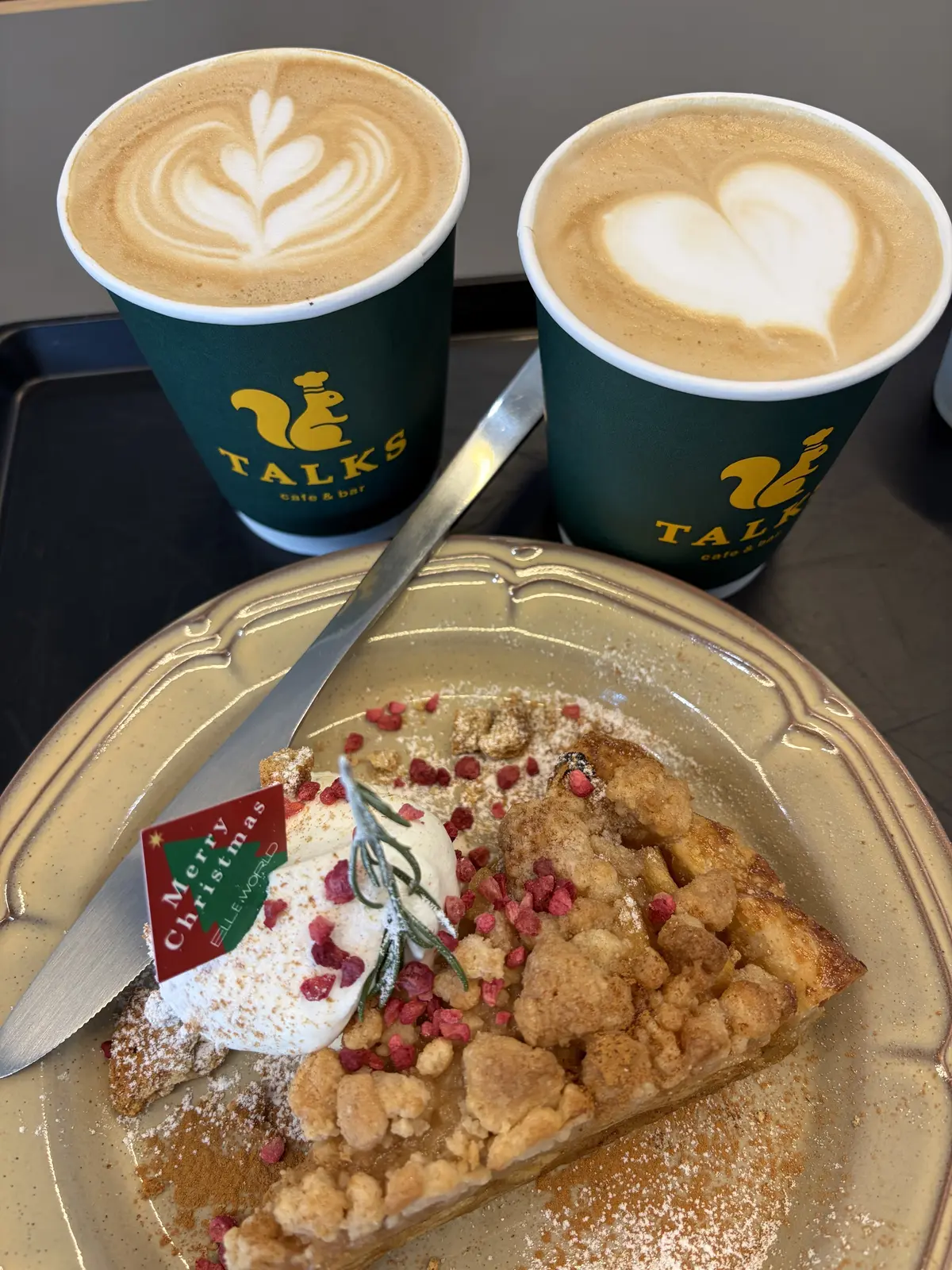 グラングリーン大阪の芝生広場に面したTALKSカフェでカフェオレとアップルパイをオーダー