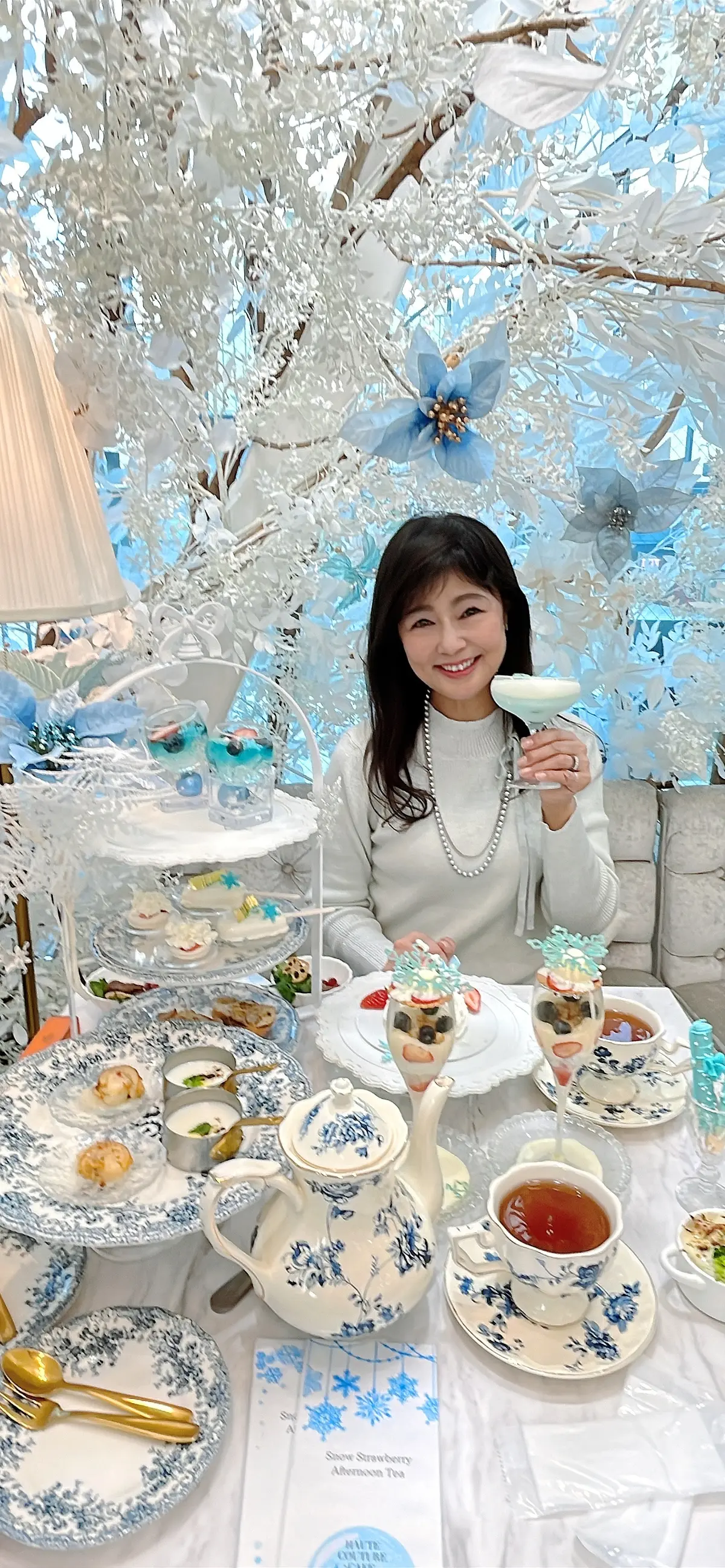 Snow strawberry afternoon tea、スノーストロベリーアフタヌーンティー、haute couture cafe、haute couture cafe表参道、表参道カフェ、オートクチュールカフェ、オートクチュールカフェ表参道、表参道グルメ、表参道アフタヌーンティー、期間限定、期間限定アフタヌーンティー、ジュレ、スイーツ、可愛いスイーツ、雪の結晶、冬スイーツ、クリスマスアフタヌーンティー、カルダモン、柑橘のジュレ、ヴィエリーヌ、ストロベリームラングシャンティー、マカロン、生クリーム、棒アイスケーキ、チーズケーキ、濃厚チーズケーキ、 アイススティック濃厚チーズケーキ、北海道産ホタテのガーリックハーブソテー、トリュフ香るポタージュ、シルバーコーデ、ワントーンコーデ、ランチコーデ、冬コーデ、冬服コーデ、スカート、ロングスカート、スカートコーデ、ロングスカートコーデ、チュールレーススカート、チュールレースロングスカート、ニット、シルバーニット、ラメニット、シルバーラメニット、シルバーラメ、パールネックレス、シルバーパールネックレス、ローヒール、ローパンプス、ロングヘア、巻き髪、毛先ワンカール、ソファ席、ソファ、籐ソファ、ソファー席、ソファー、ホワイトソファー、白いソファー、店内、お花の装飾