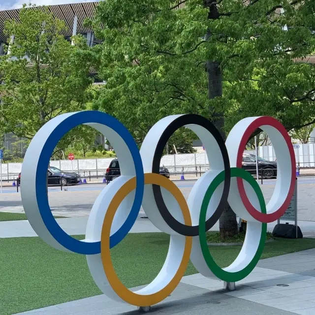 背景に新国立競技場
