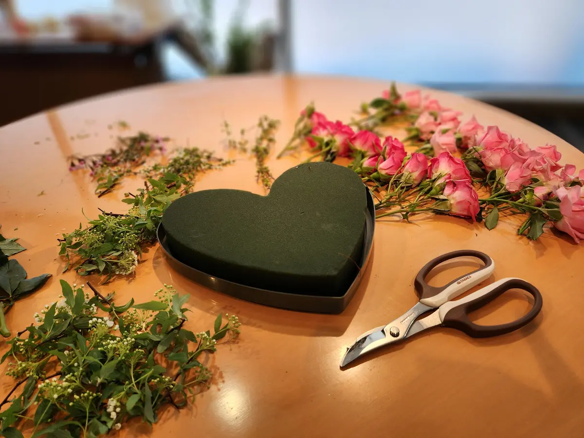 各花材を綺麗にカットしていきます。