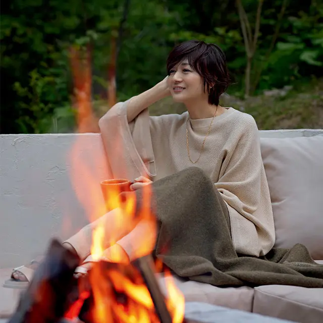 肌寒くなる山の夜にはコットンカシミヤの「サマーニット」をセレクト