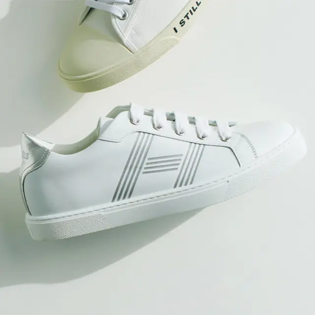 グラフィカルなシルバーのHがスタイリッシュ