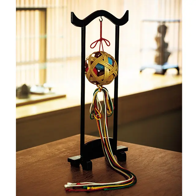 白檀など10種類以上の香木や香原料をブレンドした薫籠 薬玉