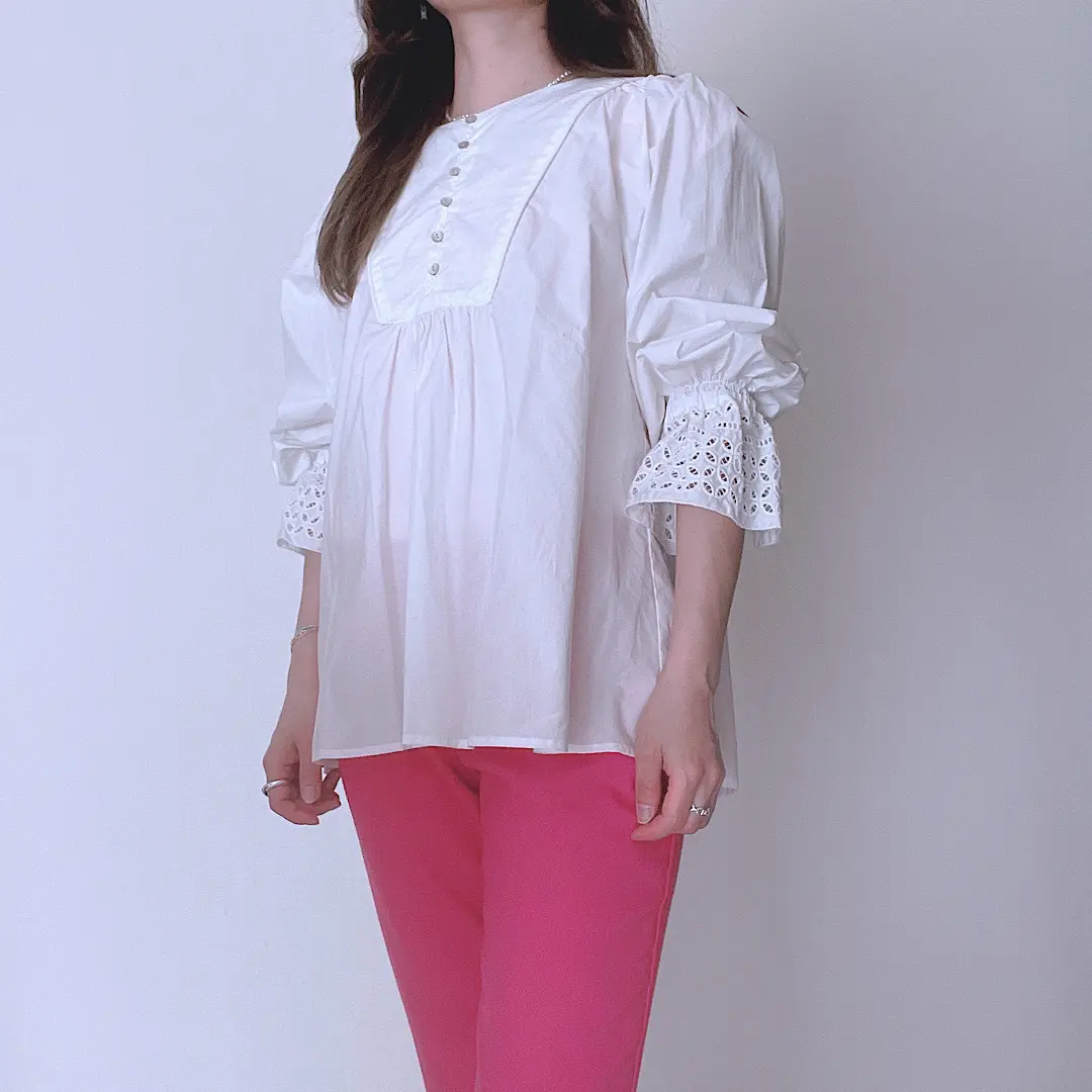 白シャツ×ピンクパンツ