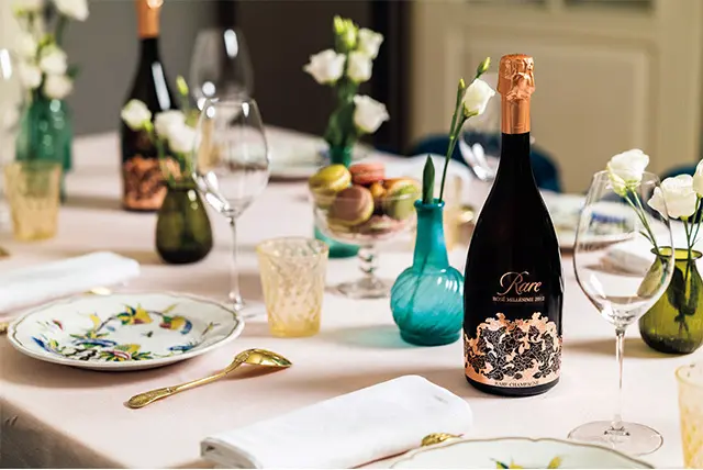 今年6月には「レア・シャンパーニ ュ レア ロゼ 2012」もリリースされた。チェリ ーやライチの香りがきわだち、かぎりなく優雅な 味わい（750㎖ ￥77,000）。肉料理やマカロンなど スイーツとも好相性　