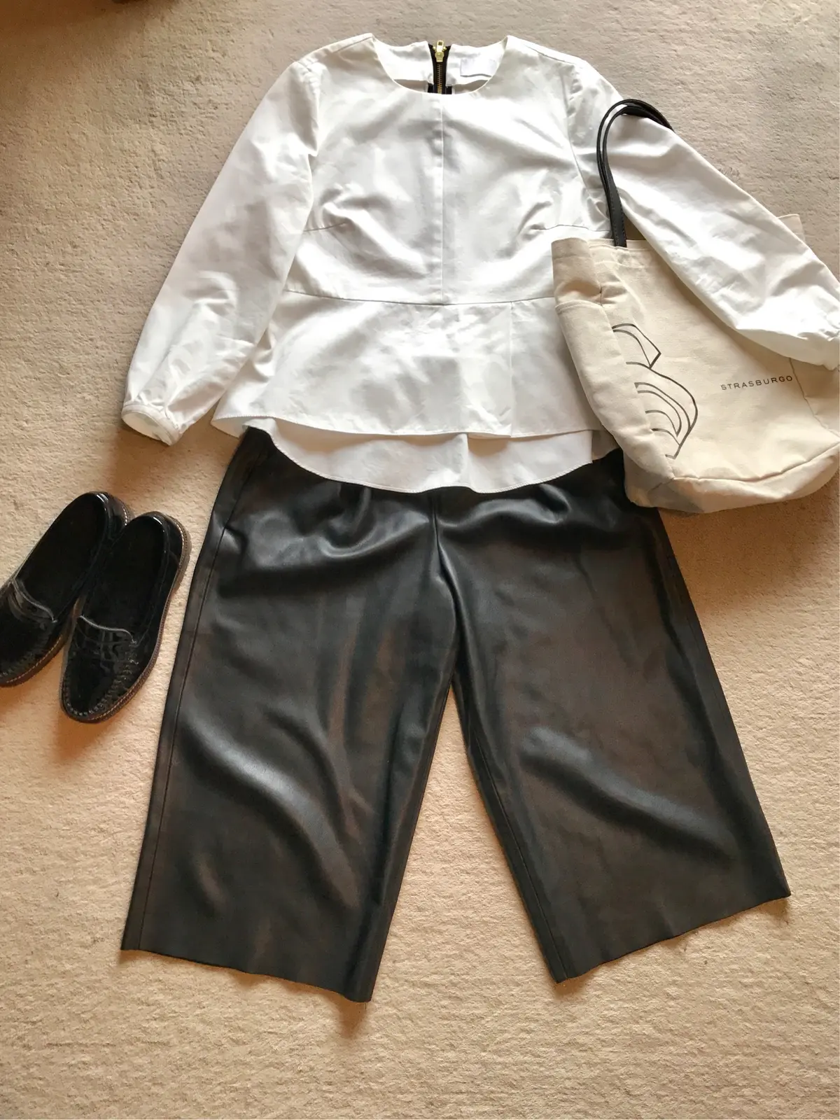 エクラ4月号付録モノトーンロゴバッグコーの画像_1