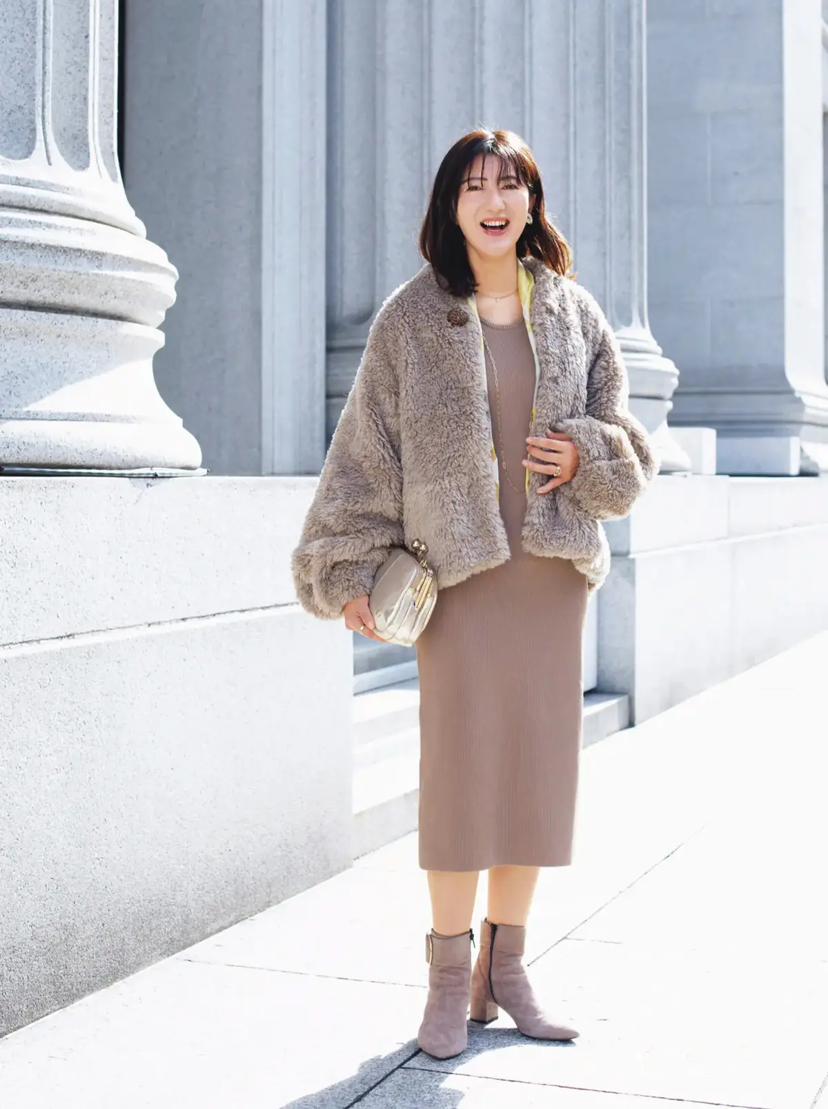 華やかトップスや小物で上品に。舞台鑑賞に出かける日のアラフィーコーデ【エクラ 華組のリアルファッションSNAP】