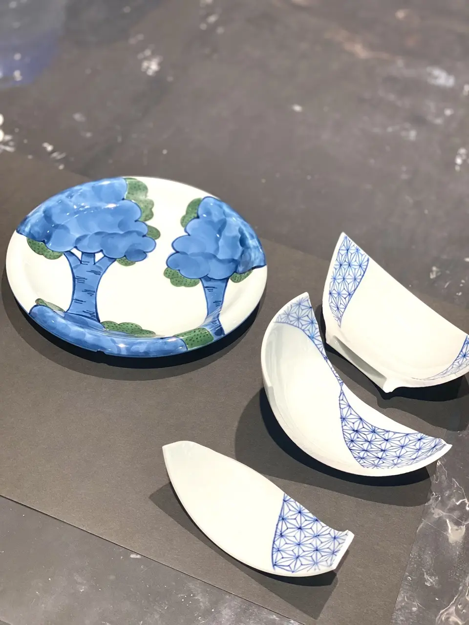 割れた有田焼の器