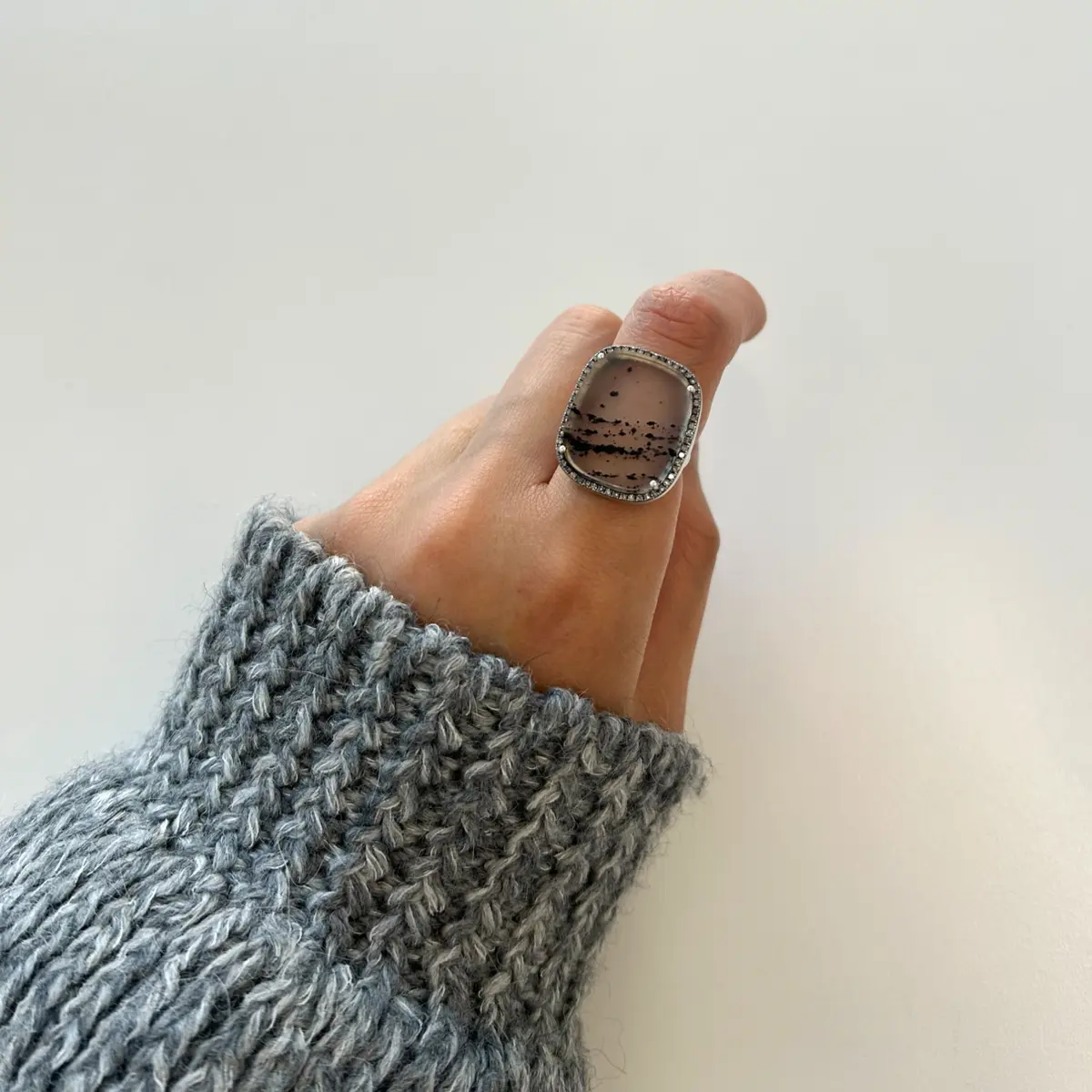 日本のジュエリーブランド アドリン ヒュー リング モンタナアゲート 天然石 エクラ編集部員の激推し