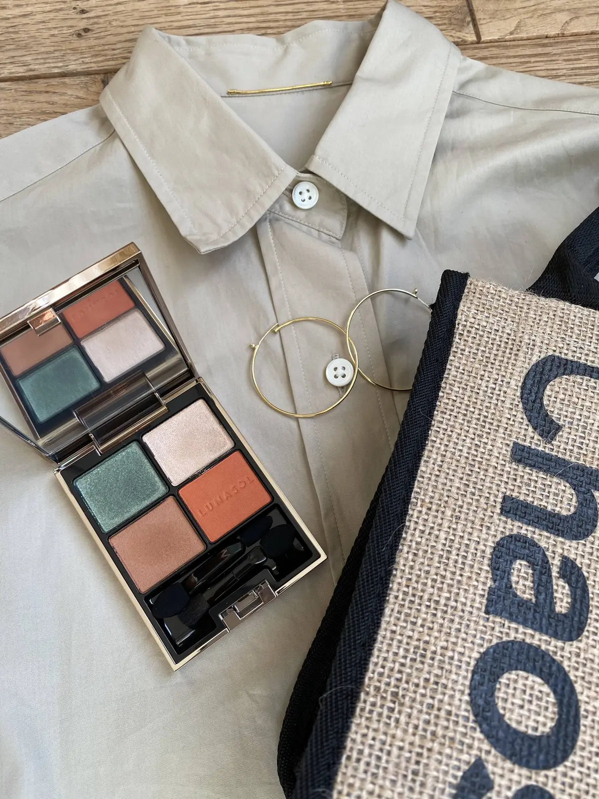 春色アイシャドウ×ベージュコーデの画像_3