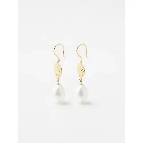 コインの深みのあるデザインと優美な輝きのパールがお互いを引き立て合うピアス。