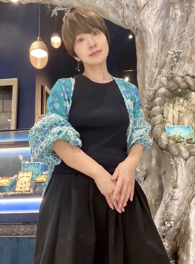 銀の樹がある青い森の中で、リスさんとかくの画像_1