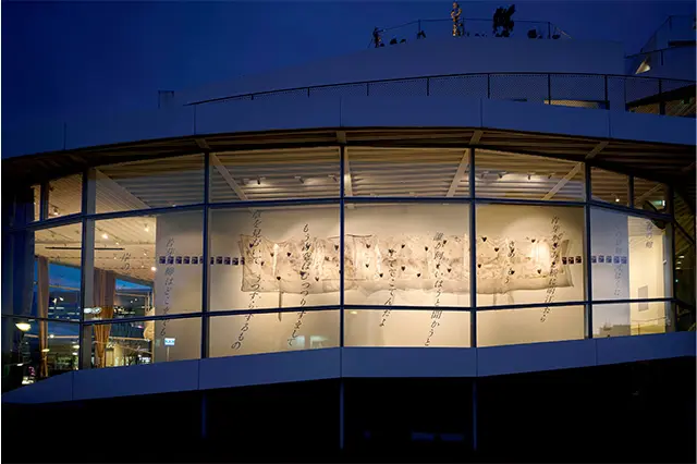 片山真理『Twigs』、清水房之丞の詩『春の柳』を平野篤史がグラフィックにしたインスタレーション。2021年『HOME/TOWN』展より。