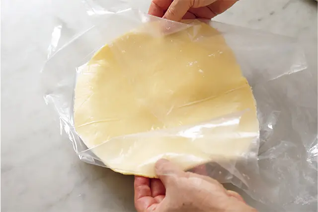 上面のポリ袋をはずして、生地 を型にかぶせ、周囲から少しず つポリ袋をはずす。