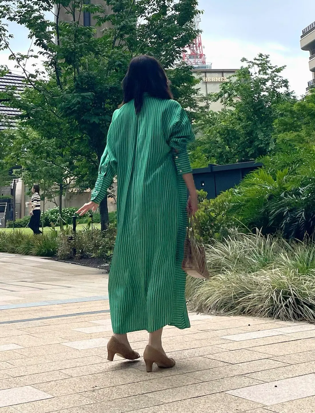 グリーンワンピースを着て初麻布台ヒルズラの画像_2
