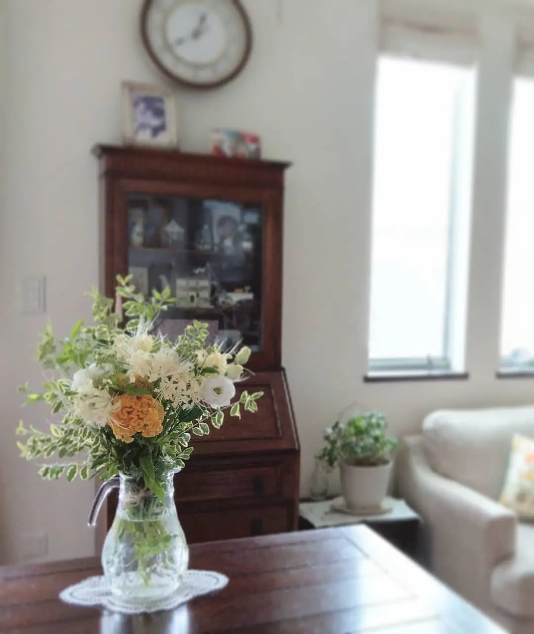 ケイトウ、リコリスといった秋の花を束ねたブーケ。イギリスのアンティーク家具との相性もぴったり♪