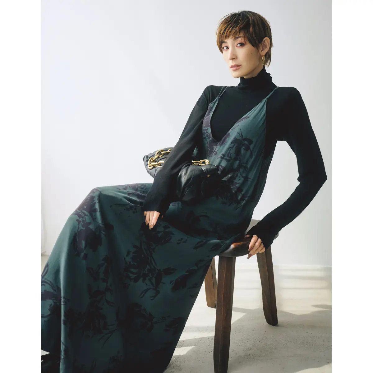 黒タートルトップスとダークグリーンの花柄キャミワンピのレイヤードコーデ　モデル・LIZA
