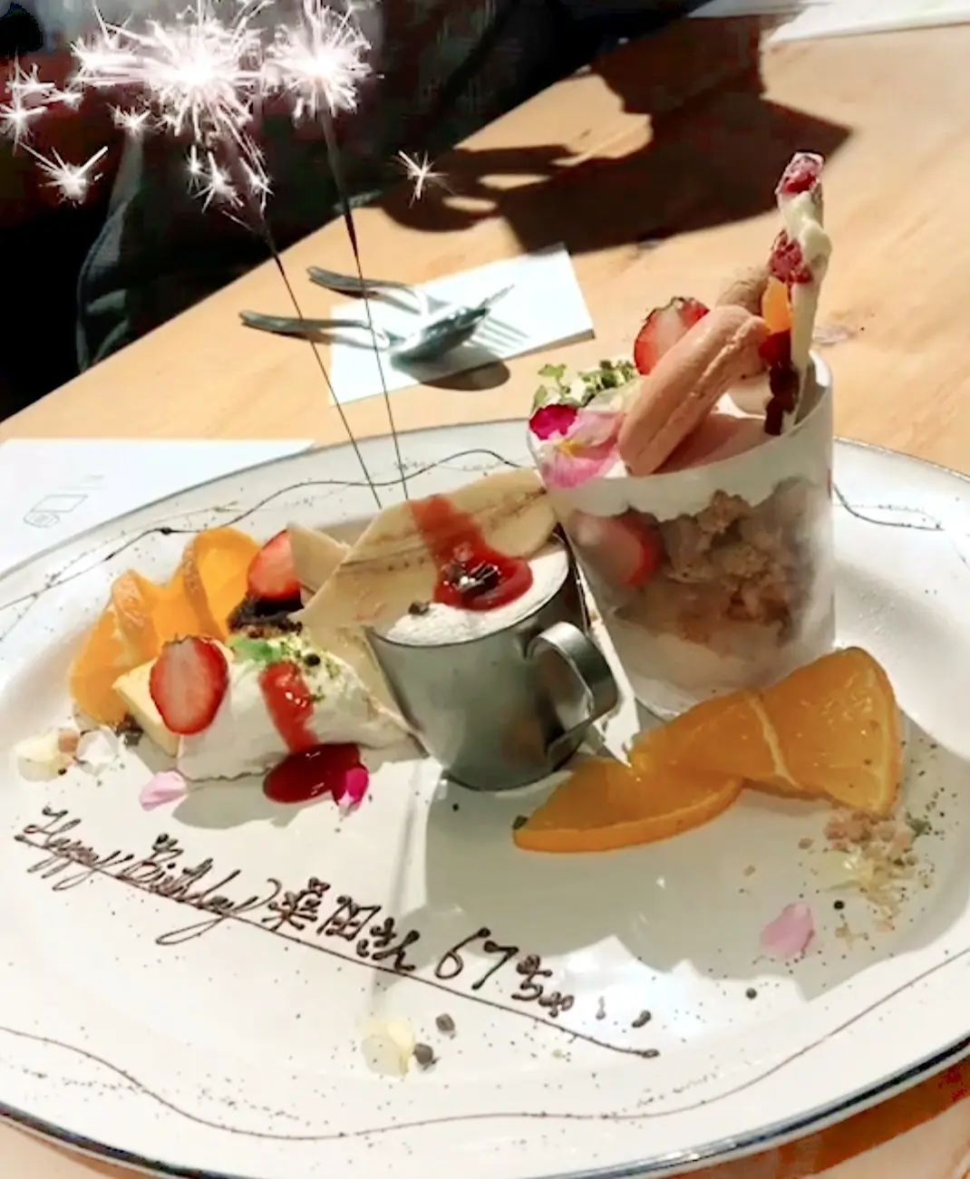 デザートプレートで勝手にお祝い。67ちゃいおめでとうございます！