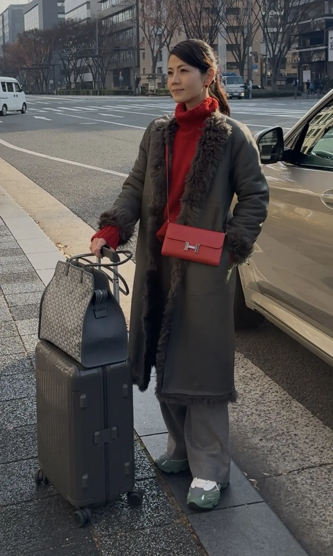 赤をポイントに、品よく。ドライブの日の大の画像_2