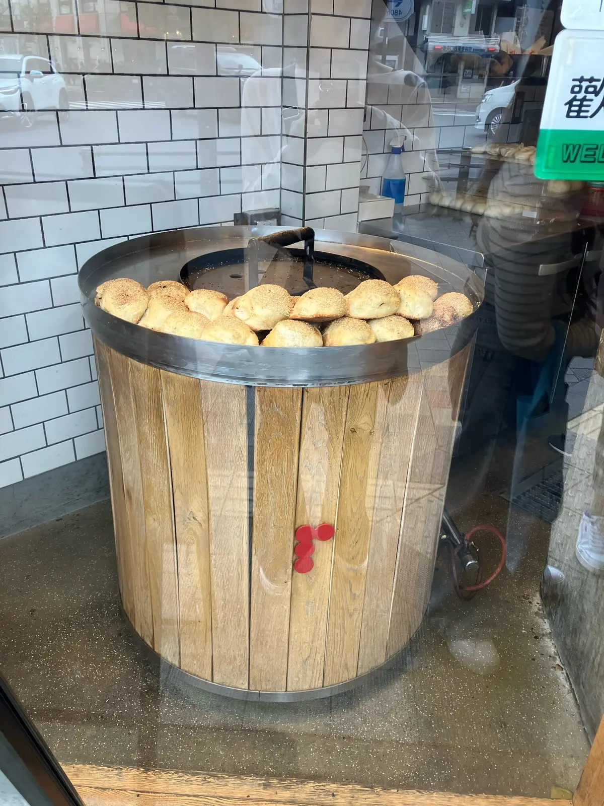 黒スニーカー　吉祥寺食べ歩き　オリーブサンド　terakoya 吉祥寺　ワンハンドグルメ　アサイーボール　武蔵野八幡宮　御朱印　PUMAメイズ